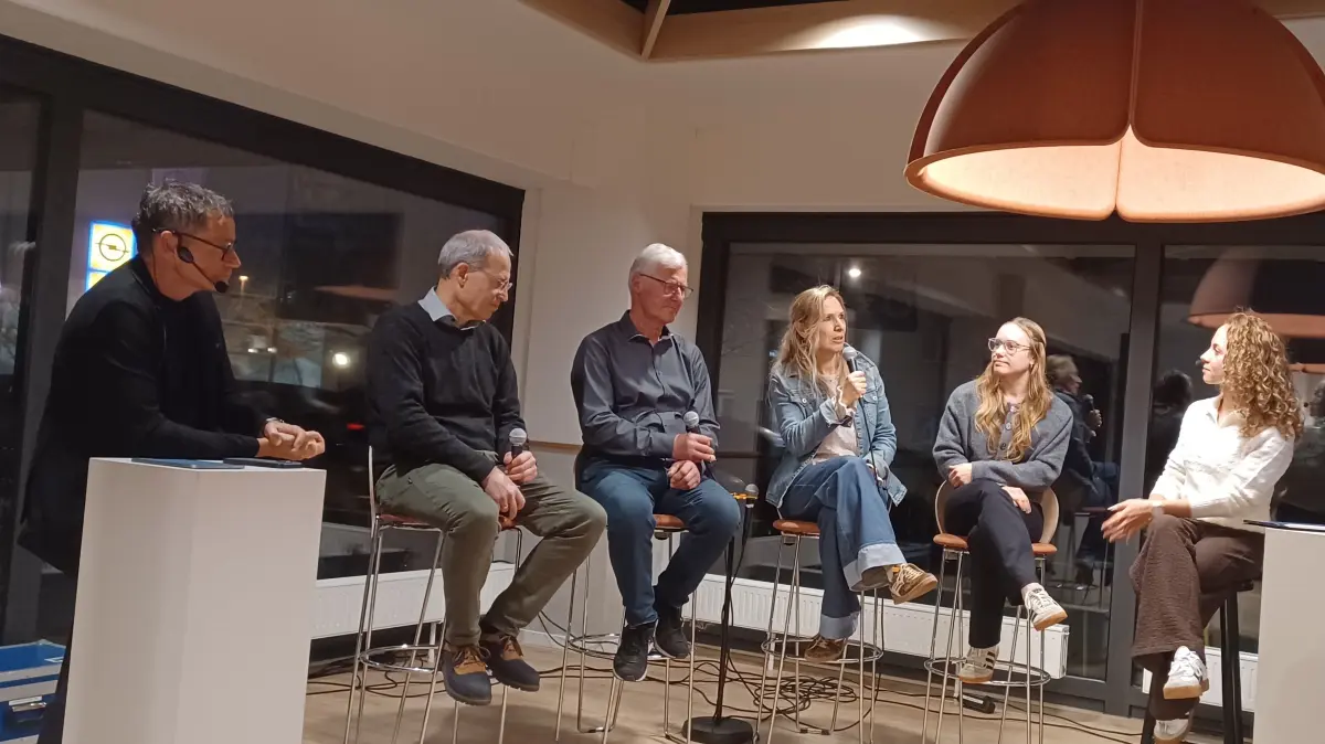 Sie diskutierten über die Facetten der Freude und darüber, wsa Menschen stark macht, von links: Moderator Wolfram Beck, Pfarrer Philippus Maier, Wolfgang Mehl, Schulsozialarbeiterin Mirjam Randecker, Verwaltungsfachfrau Lissy Kuntzsch und Angelina Taktschidi, Jugendreferentin beim CVJM Dettingen.