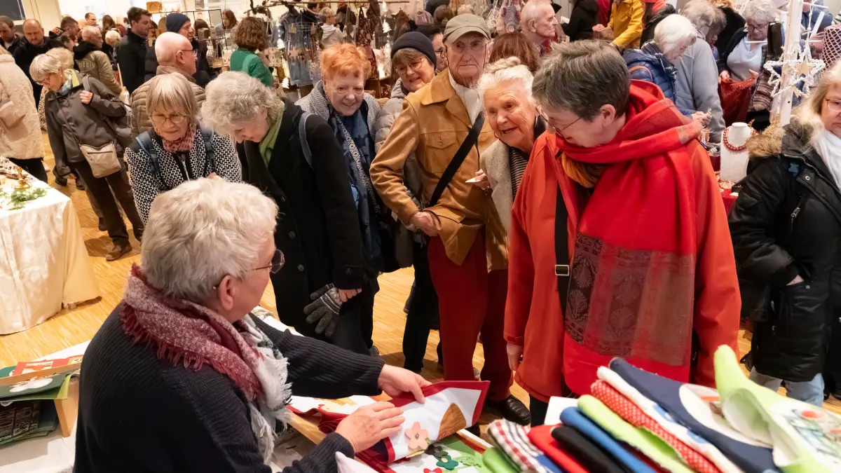 Großer Andrang herrscht in der Kultur- und Festhalle an den Ständen der Aussteller, die stolz ihre Produkte präsentieren.