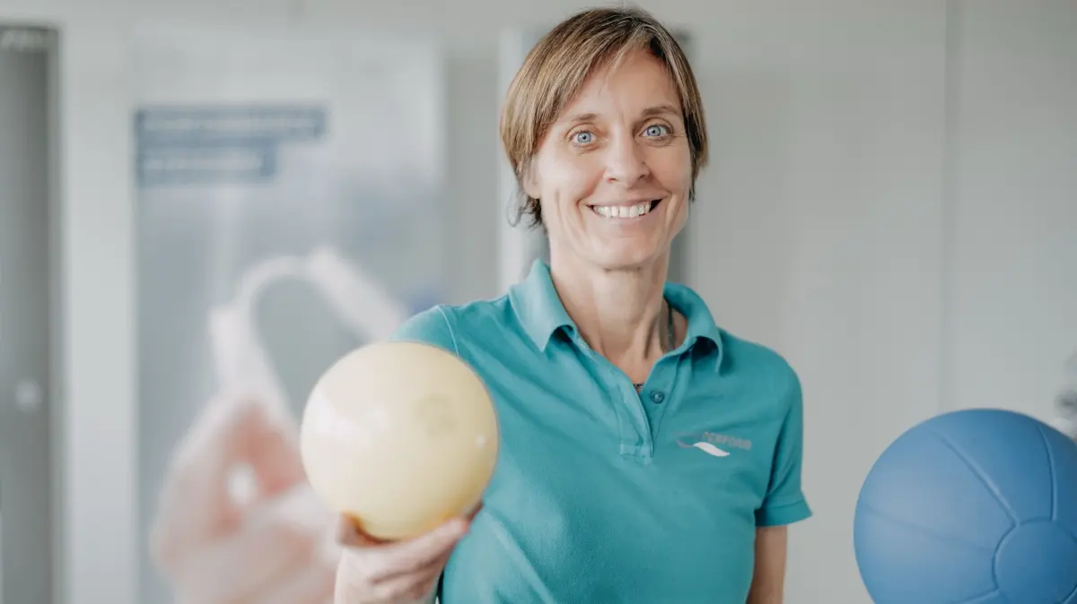 Früher den Tennisschläger, heute die Trainingsbälle in der Hand: Catrin Müller in ihrer Praxis "Physio Perform" in Horb-Bildechingen.