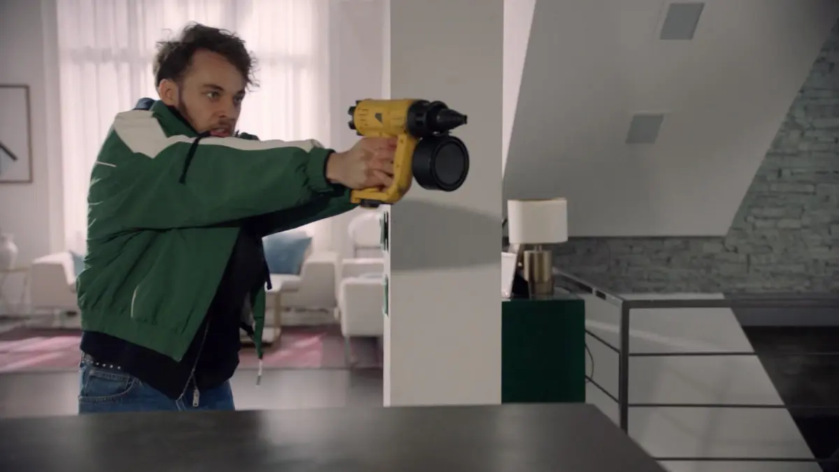 Robin (Fabian Hanis) wird von der Polizei gesucht.