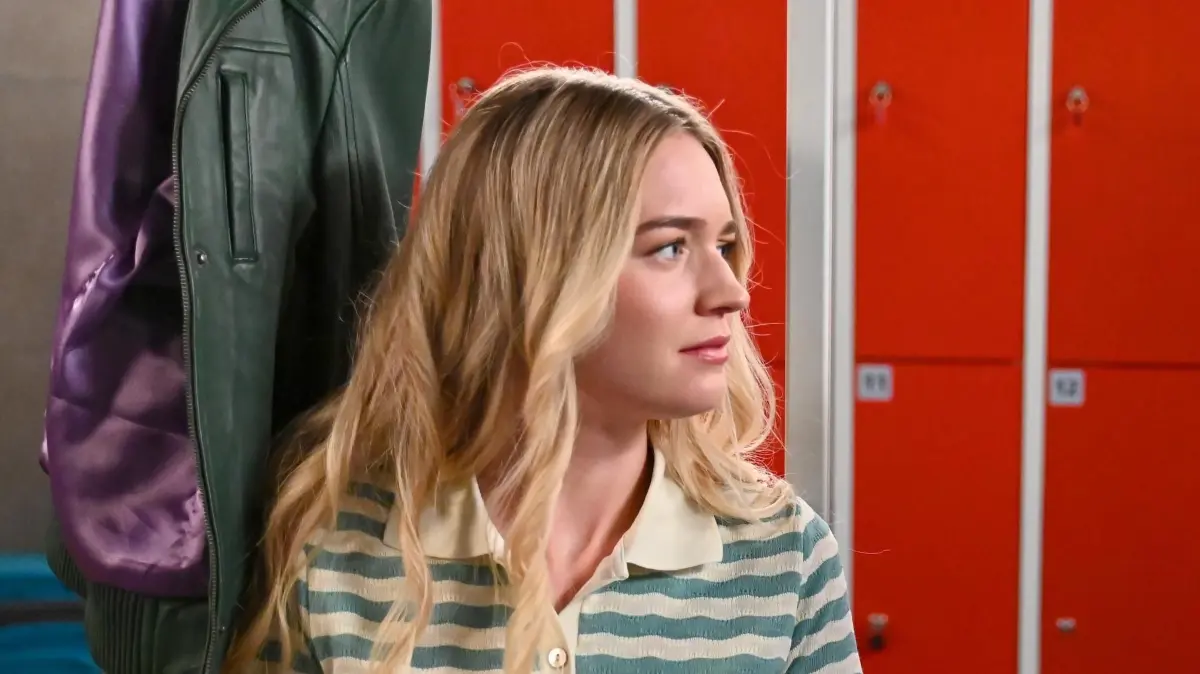 Nele (Maria Müller) findet heraus, wer ihr Chatpartner ist. Erzählt sie Leyla (Suri Abbassi) die Wahrheit?