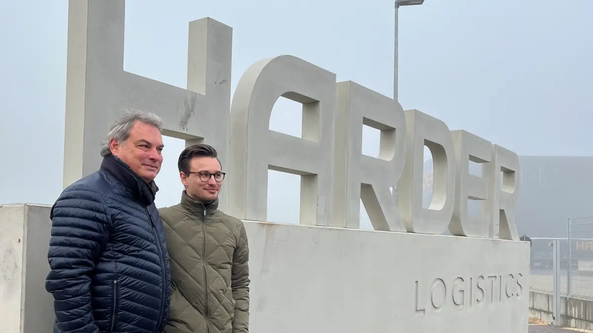 Marcello und Johannes Danieli von der Geschäftsleitung der Firma Harder vor dem symbolischen Schluss-Stein ihres Neubaus in Neu-Ulm.
