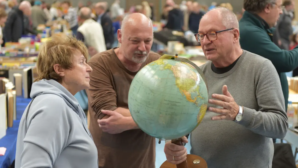 Jürgen Dohrmann (rechts) und seine Frau Sonja hatten einen alten Globus im Angebot. Organisator Klaus Rapl betrachtete eine Erdkugel, auf der es noch viele deutsche Kolonien gab.