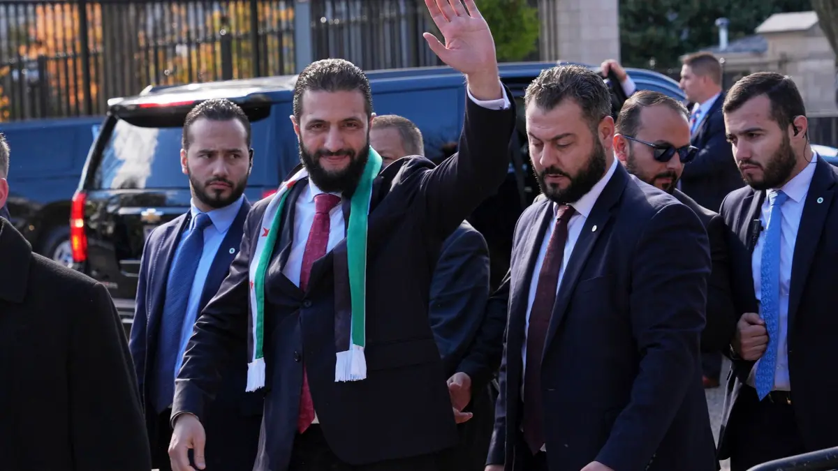 Syriens Übergangspräsident trifft Trump in Washington: 10.11.2025, USA, Washington: Ahmed al-Scharaa, Übergangspräsident von Syrien, winkt seinen Anhängern vor dem Weißen Haus nach einem Treffen mit US-Präsident Trump zu. Foto: Jacquelyn Martin/AP/dpa +++ dpa-Bildfunk +++