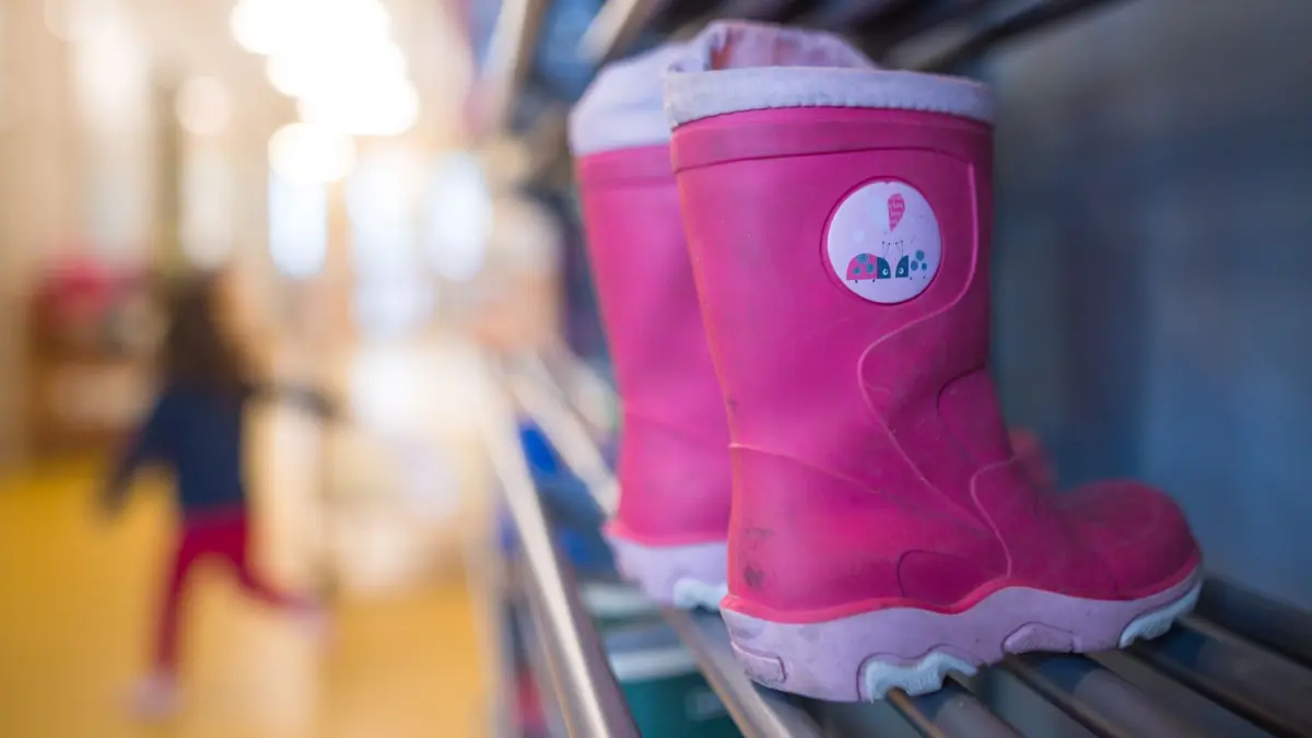 Kindertagesstätte: ARCHIV - 15.03.2019, Baden-Württemberg, Stuttgart: Gummistiefel stehen in einer Kindertagesstätte. Gebührenfreie Kitas und Krippen fordern die Freien Wähler für Hessen. (Symbolbild) (zu dpa: «Freie Wähler sammeln Unterschriften für gebührenfreie Kitas») Foto: Sebastian Gollnow/dpa +++ dpa-Bildfunk +++