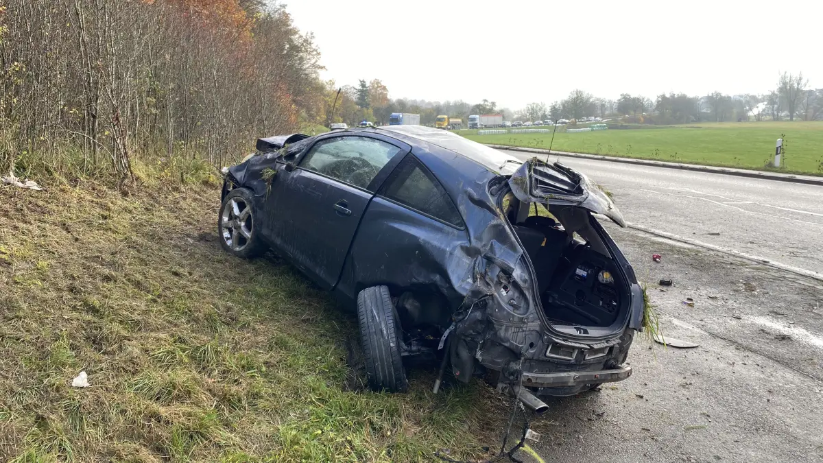 Das Fahrzeug überschlug sich und kam neben der Straße, an der Einfahrt Richtung Adelberg, zum Stehen