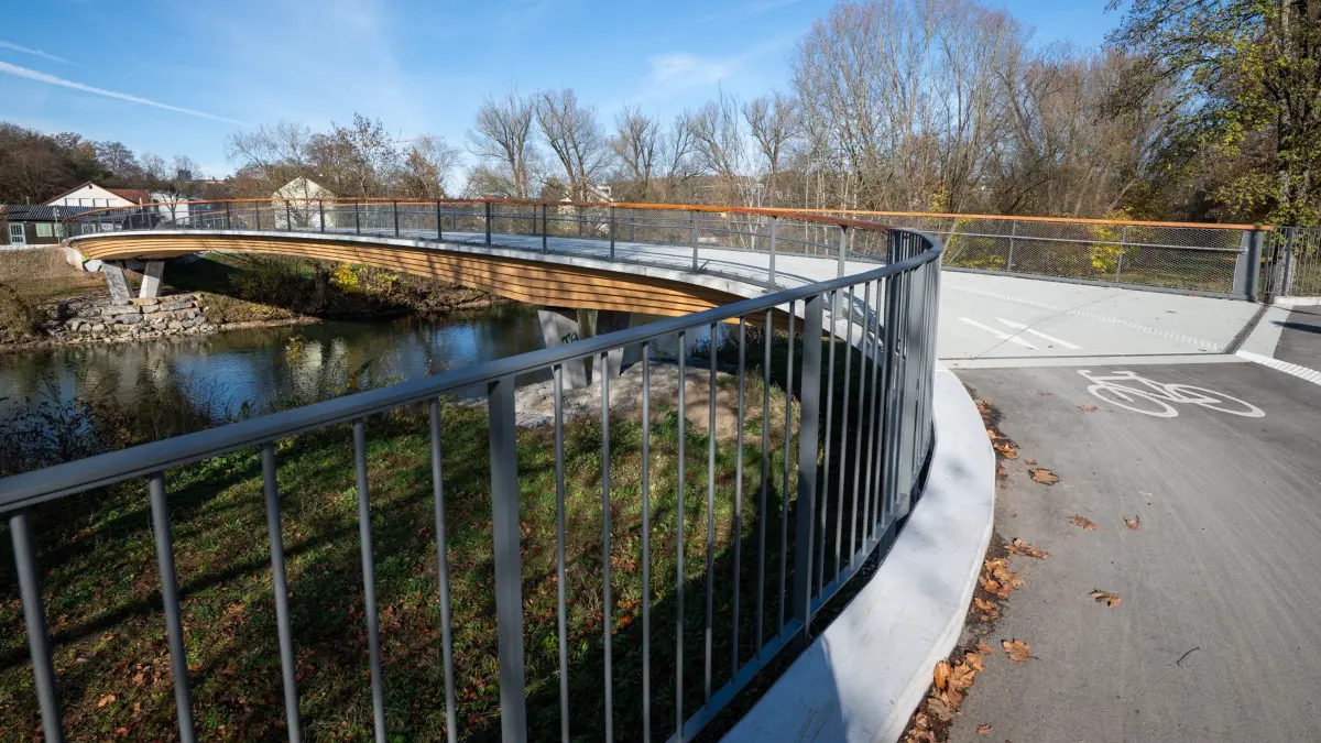Bankmannsteg oder Moshi-Brücke über den Neckar in Lustnau
