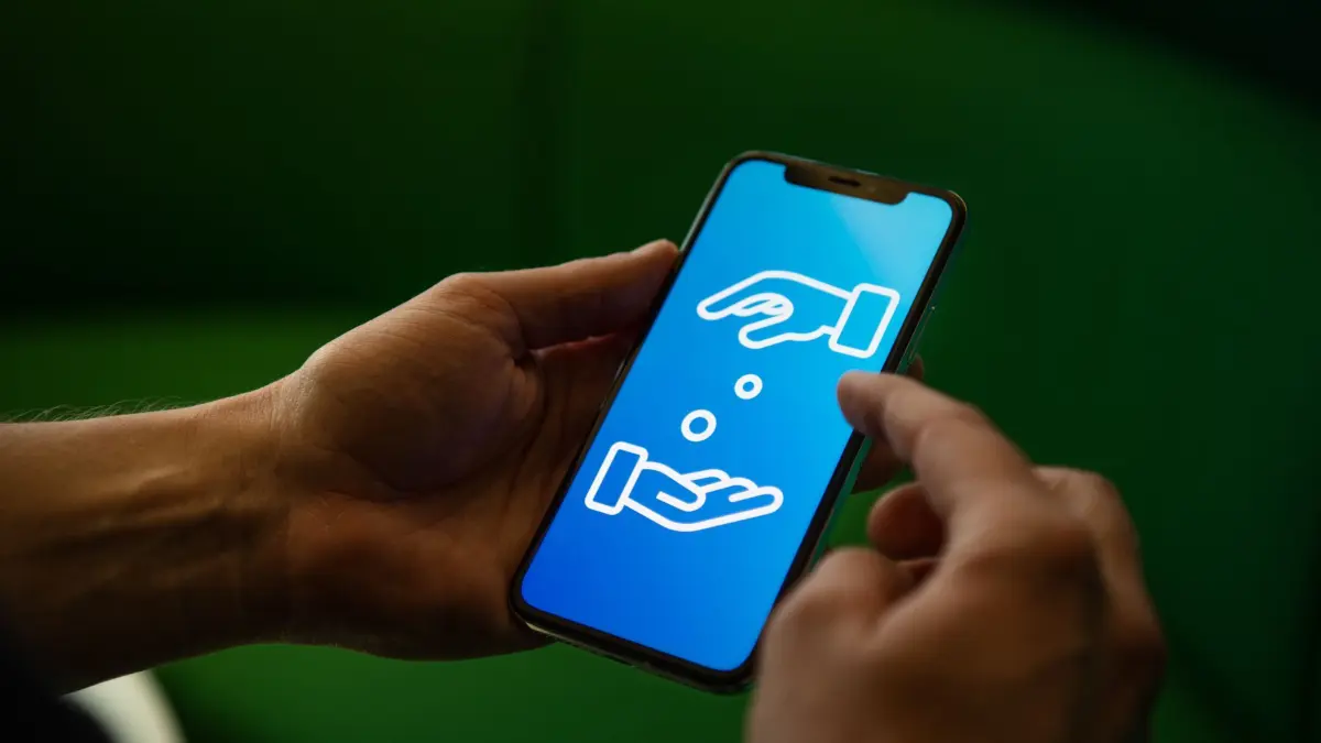 Ein Mann nutzt ein Smartphone zum Geldverkehr: Fehlgeschlagene Online-Bestellungen führen häufig zu Rückbuchungen: Das Chargeback-Verfahren kann Kunden bei nicht gelieferten Waren helfen, ihr Geld wieder zu erhalten. Foto: Zacharie Scheurer/dpa-mag - Honorarfrei nur für Bezieher des Dienstes dpa-Magazin +++ dpa-Magazin +++