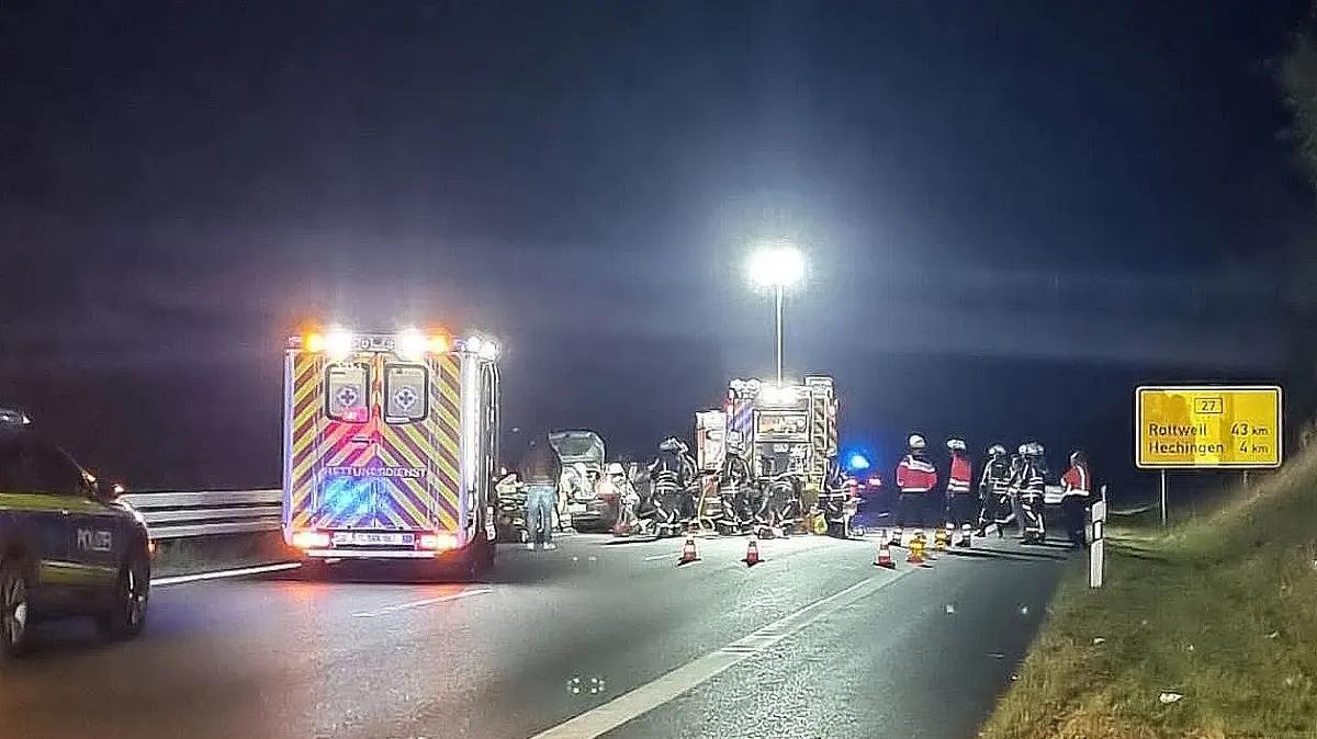 Zahlreiche Rettungskräfte waren am Sonntagabend auf der B 27 zwischen Hechingen und Bodelshausen im Einsatz.