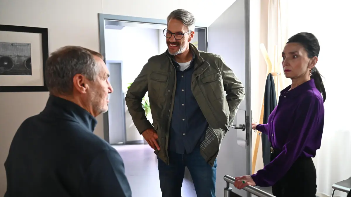 Simone (Tatjana Clasing) lässt Vanessas passives Verhalten keine Ruhe. Links Richard (Silvan-Pierre Leirich), in der Mitte Henning (Stefan Bockelmann)