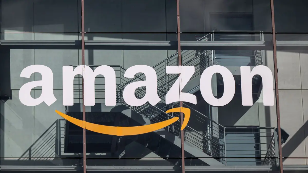 Amazon: ARCHIV - 28.10.2025, Bayern, München: Das Logo von Amazon ist am Verwaltungssitz in München zu sehen. (zu dpa: «Bürger in Bad Urach kippen Amazon-Pläne für Verteilzentrum») Foto: Peter Kneffel/dpa +++ dpa-Bildfunk +++