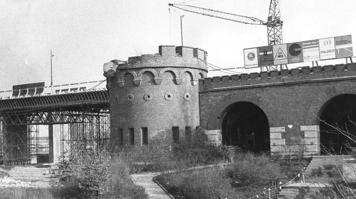 Brückenbauwerk über dem Blaubeurer Tor in Ulm um 1967: Brückenbauwerk über dem Blaubeurer Tor in Ulm um 1967 mein.swp.de