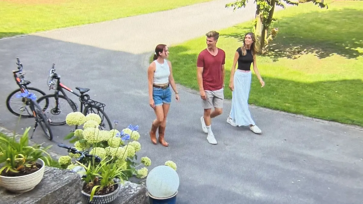 „Bauer sucht Frau“-Teilnehmer Friedrich zeigt Laura (l.) und Selina seinen Hof.