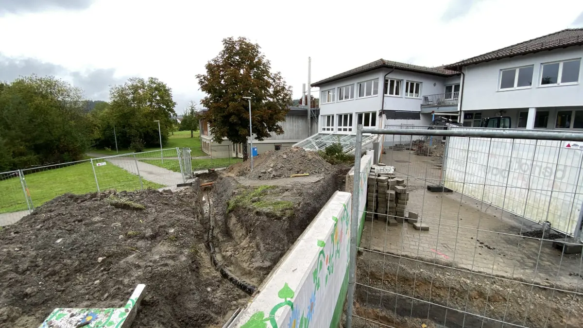 Links hinten auf dem Rasenstück soll bei der Sanierung der Grund- und Werkrealschule (GWRS) in Oberrot die Wärmepumpe der neuen Heizungsanlage entstehen.