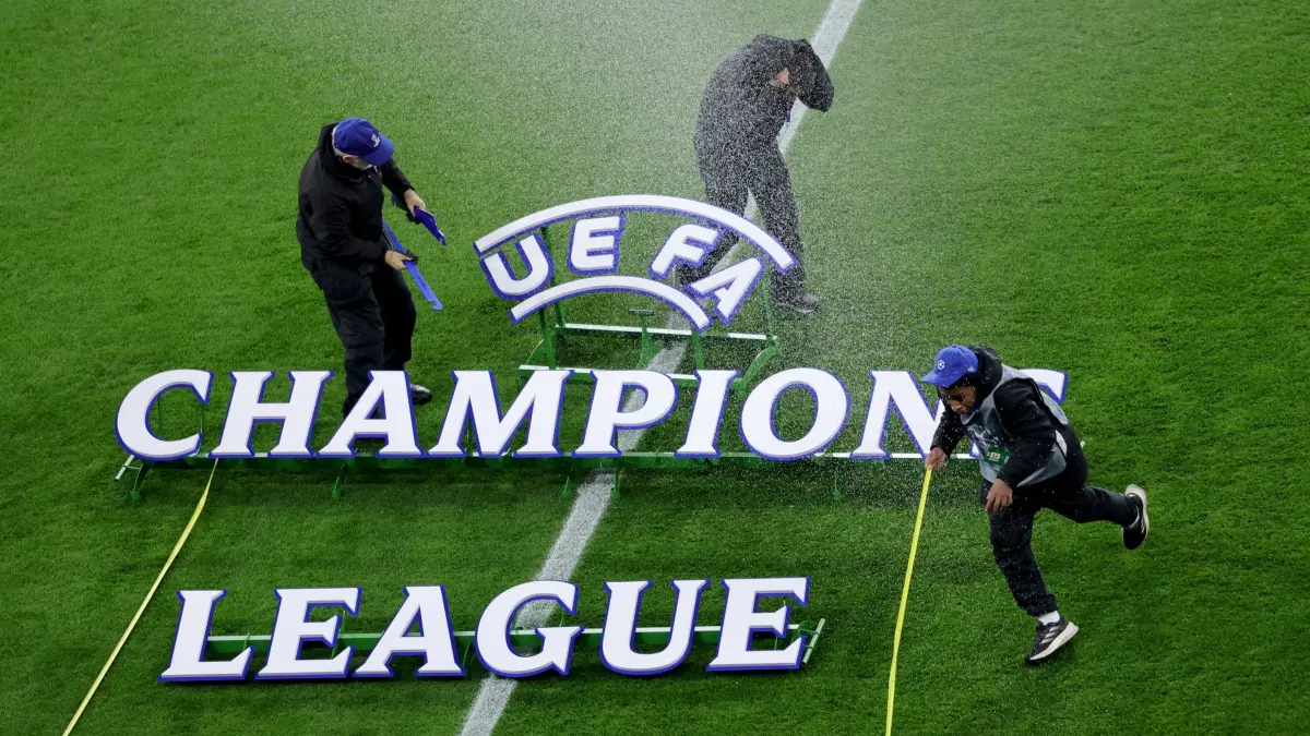 Champions League im TV: ARCHIV - 11.03.2025, Nordrhein-Westfalen, Leverkusen: Fußball: Champions League, Bayer 04 Leverkusen - FC Bayern München, K.o.-Runde, Achtelfinale, Rückspiele, BayArena. Arbeiter positionieren den UEFA-Champions-League-Schriftzug auf dem Spielfeld. (zu dpa: «Champions League im TV: Fans droht Abo-Inflation») Foto: Rolf Vennenbernd/dpa +++ dpa-Bildfunk +++