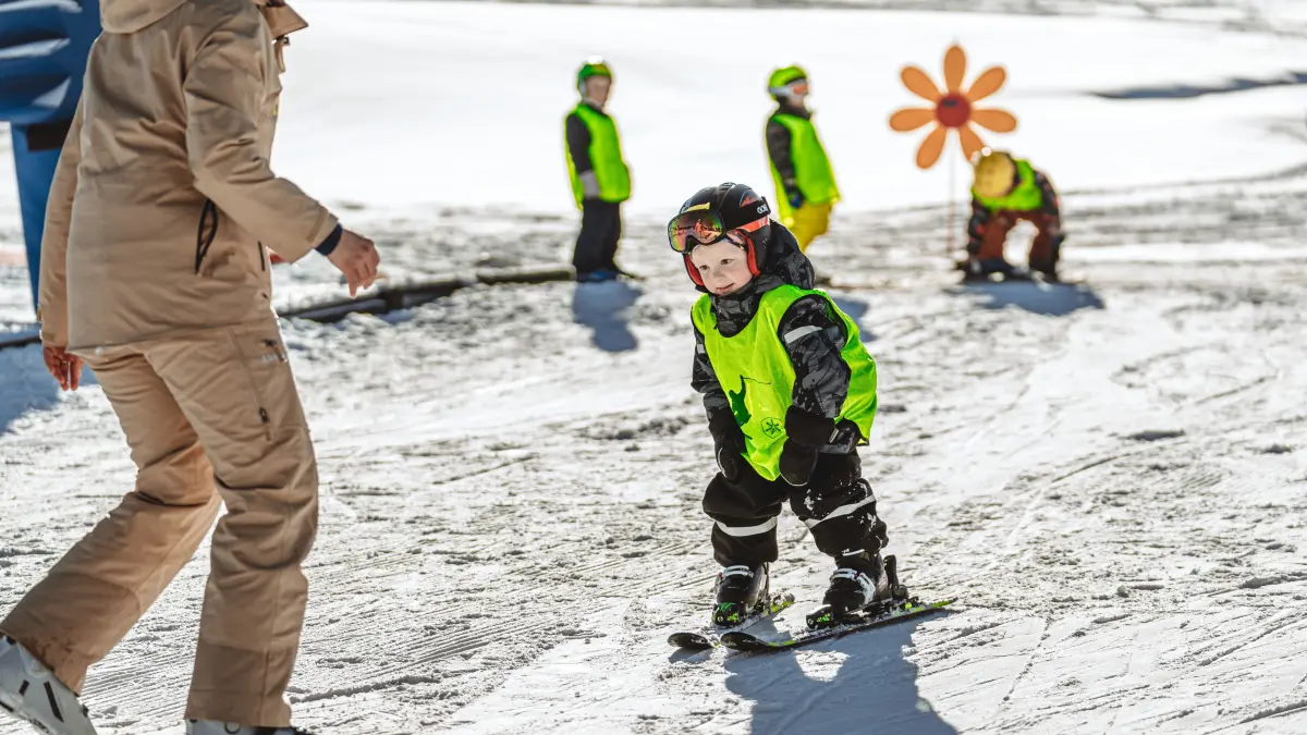 Klein auf Skiern: Der Bambini-Kurs der Skizunft Ehingen findet inzwischen bei Isny im Allgäu statt - der Klimawandel bringt zu wenig Schnee auf die Alb.