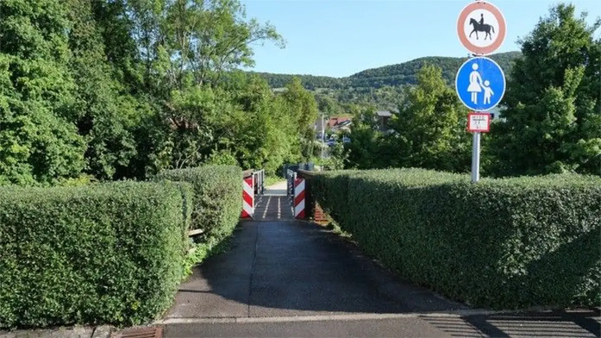 Achtung Risiko: Die Fuß- und Radwegbrücke über die Erms, wichtiger Übergang zum Dettinger Wohngebiet „Oberer Boden“ ist durch die Sicherheitsprüfung gefallen.
