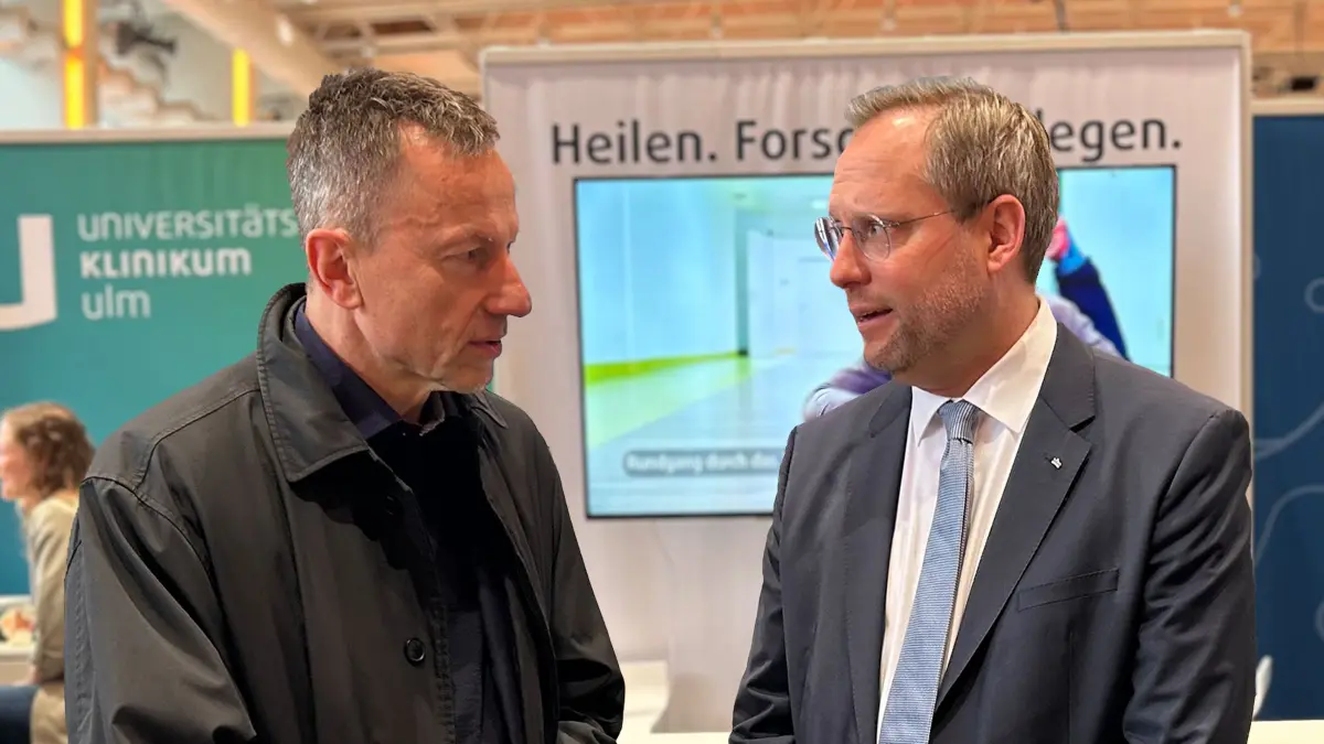 Udo X. Kaisers, Leitender Ärztlicher Direktor und Vorstandsvorsitzender des Universitätsklinikums Ulm, kam auf der vitawell 2025 mit OB Martin Ansbacher ins Gespräch.