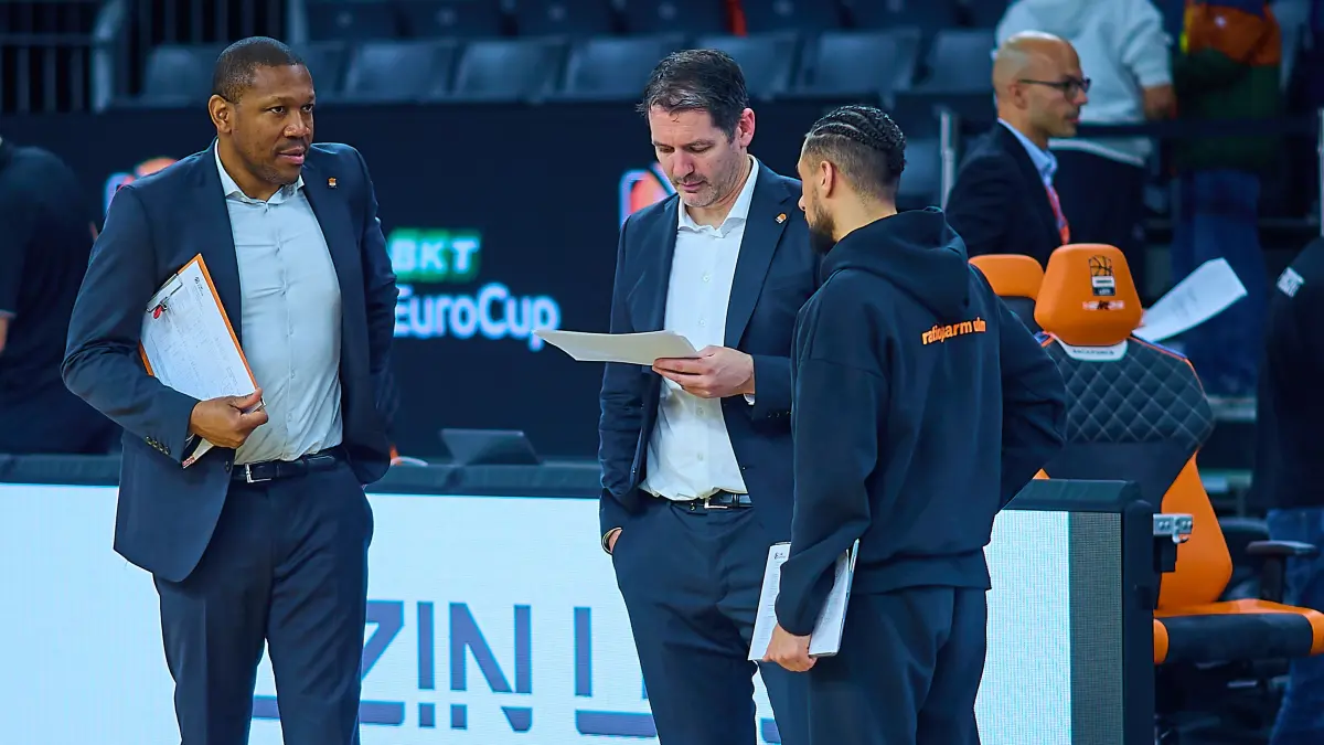 GER, ratiopharm ulm vs. Cosea JL Bourg-en-Bresse, Basketball, 7. Spieltag, BKT EuroCup, Spielzeit 2025/2026, 11.11.2025 : Tyron McCoy (ratiopharm ulm, Assistant Coach), Ty Harrelson (ratiopharm ulm, Head Coach) nach Spielende
GER, ratiopharm ulm vs. Cosea JL Bourg-en-Bresse, Basketball, 7. Spieltag, BKT EuroCup, Spielzeit 2025/2026, 11.11.2025
Foto: Eibner-Pressefoto/Gerald Oelze-de Stoppany