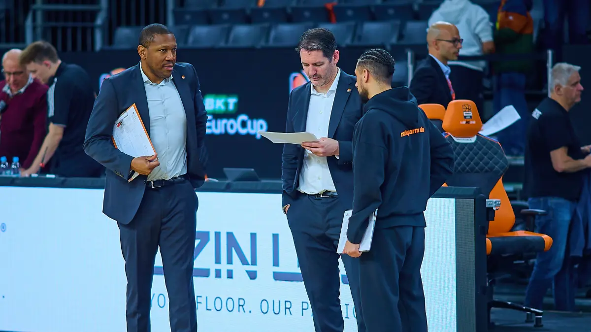 GER, ratiopharm ulm vs. Cosea JL Bourg-en-Bresse, Basketball, 7. Spieltag, BKT EuroCup, Spielzeit 2025/2026, 11.11.2025 : Tyron McCoy (ratiopharm ulm, Assistant Coach), Ty Harrelson (ratiopharm ulm, Head Coach) nach Spielende
GER, ratiopharm ulm vs. Cosea JL Bourg-en-Bresse, Basketball, 7. Spieltag, BKT EuroCup, Spielzeit 2025/2026, 11.11.2025
Foto: Eibner-Pressefoto/Gerald Oelze-de Stoppany
