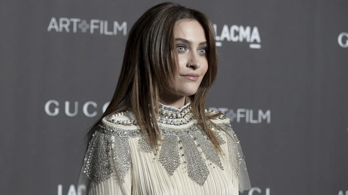 Paris Jackson, Tochter von Pop-Star Michael Jackson spricht offen über ihre Drogenvergangenheit. Durch Drogenkonsum hat sie ein Loch in der Nasenscheidewand.