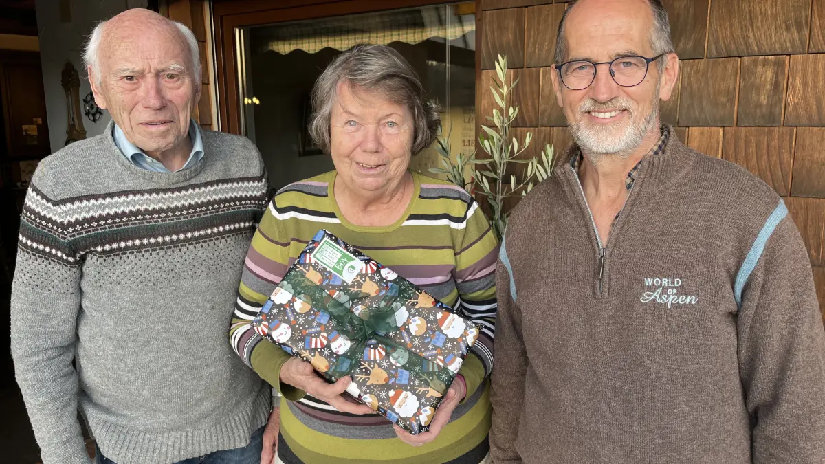 Hermann und Sieglinde Bitzer (von links) haben viele Jahre ihre Türen geöffnet und Weihnachtspakete in Empfang genommen. Ulrich Reimann (rechts) hat als Sammelstellenleiter den Überblick.