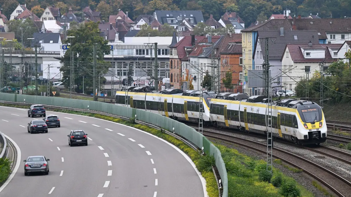 Regionalzug der Bahn: ARCHIV - 10.10.2025, Baden-Württemberg, Stuttgart: Ein Regionalzug der Bahn fährt in der baden-württembergischen Landeshauptstadt neben einer Bundesstraße. (zu dpa: «So will das Land das Sondervermögen investieren») Foto: Bernd Weißbrod/dpa +++ dpa-Bildfunk +++