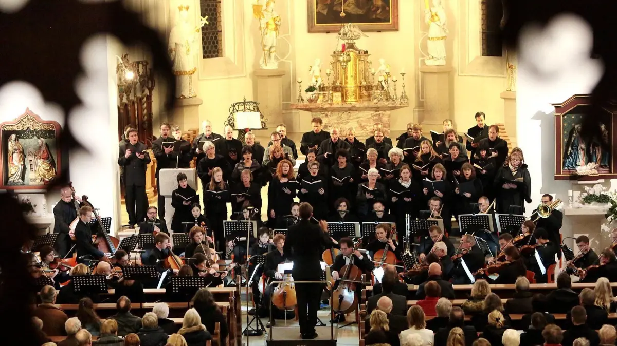 Mozart-Requiem Stiftskirche Horb: Mozart-Requiem Stiftskirche Horb Leitung: Sven Gnass 6.11.2016. Bild: Karl-Heinz Kuball