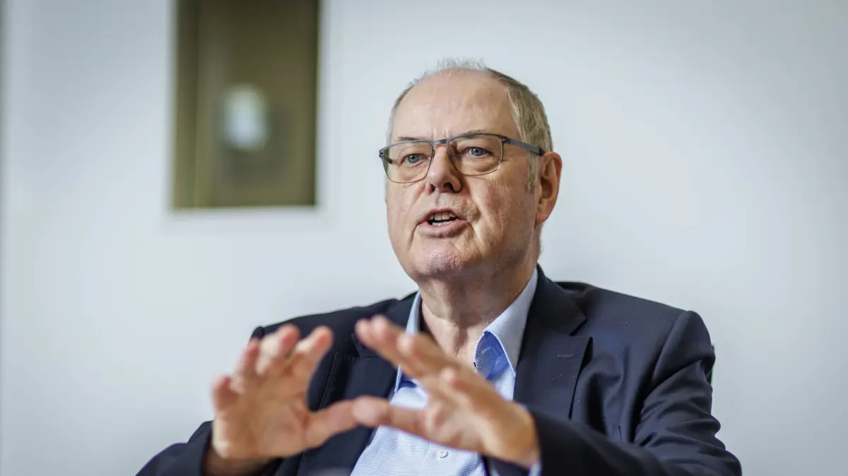 Peer Steinbrueck, Bundesminister a.D., SPD, aufgenommen im Rahmen eines Interviews.