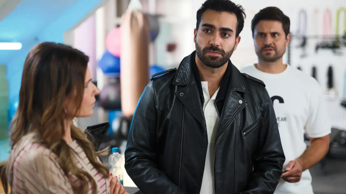 Baris' (Metehan Demiröz, M.) Sorge um Cecilia wird weiter befeuert. Links Britta (Tabea Heynig), rechts Paco (Milos Vukovic)