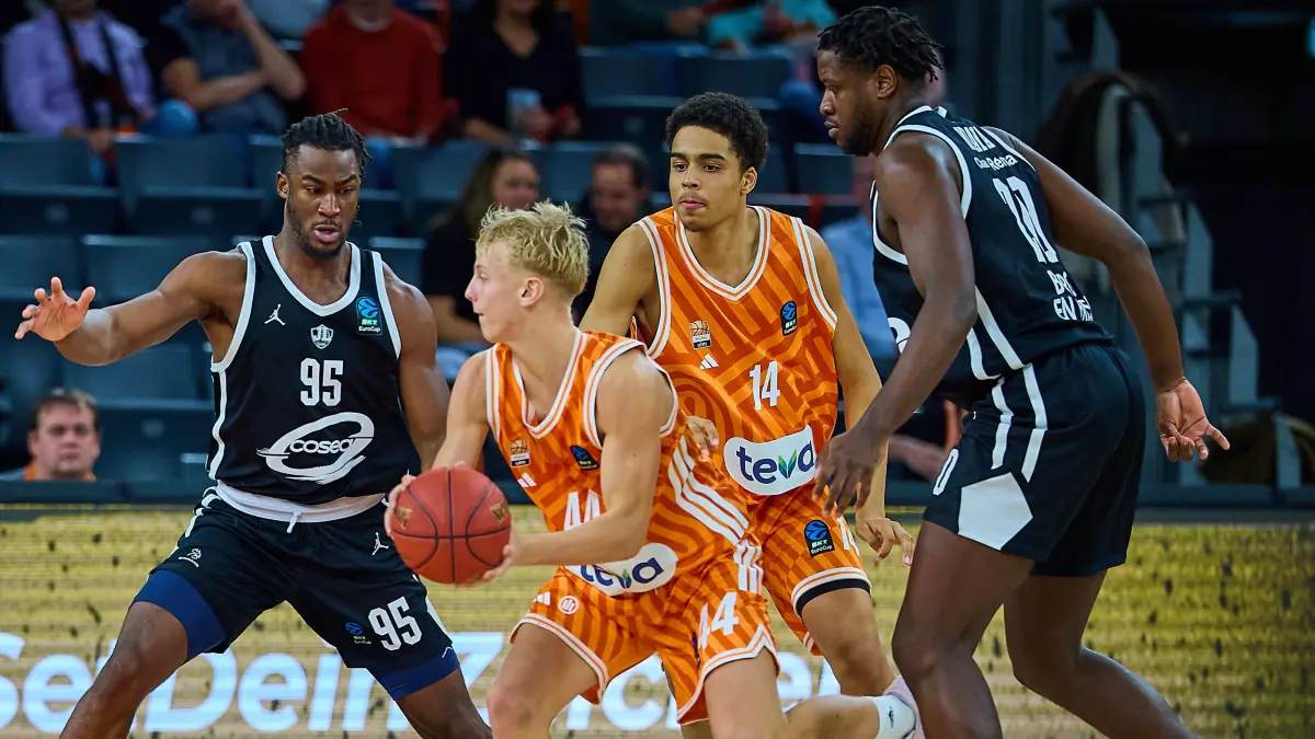 GER, ratiopharm ulm vs. Cosea JL Bourg-en-Bresse, Basketball, 7. Spieltag, BKT EuroCup, Spielzeit 2025/2026, 11.11.2025 : Adam Mokoka (Cosea JL Bourg-en-Bresse, #95), Teo Milicic (ratiopharm ulm, #44), Endurance Aiyamenkhue (ratiopharm ulm, #14) und Yvann Mbaya (Cosea JL Bourg-en-Bresse, #20b)
GER, ratiopharm ulm vs. Cosea JL Bourg-en-Bresse, Basketball, 7. Spieltag, BKT EuroCup, Spielzeit 2025/2026, 11.11.2025
Foto: Eibner-Pressefoto/Gerald Oelze-de Stoppany