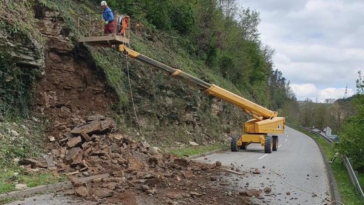 Felsräumung entlang der Kreisstraße 7118 bei Haigerloch. Mehrere Straßen entlang von Felsvorkommen im Zollernalbkreis werden in nächster Zeit kontrolliert.