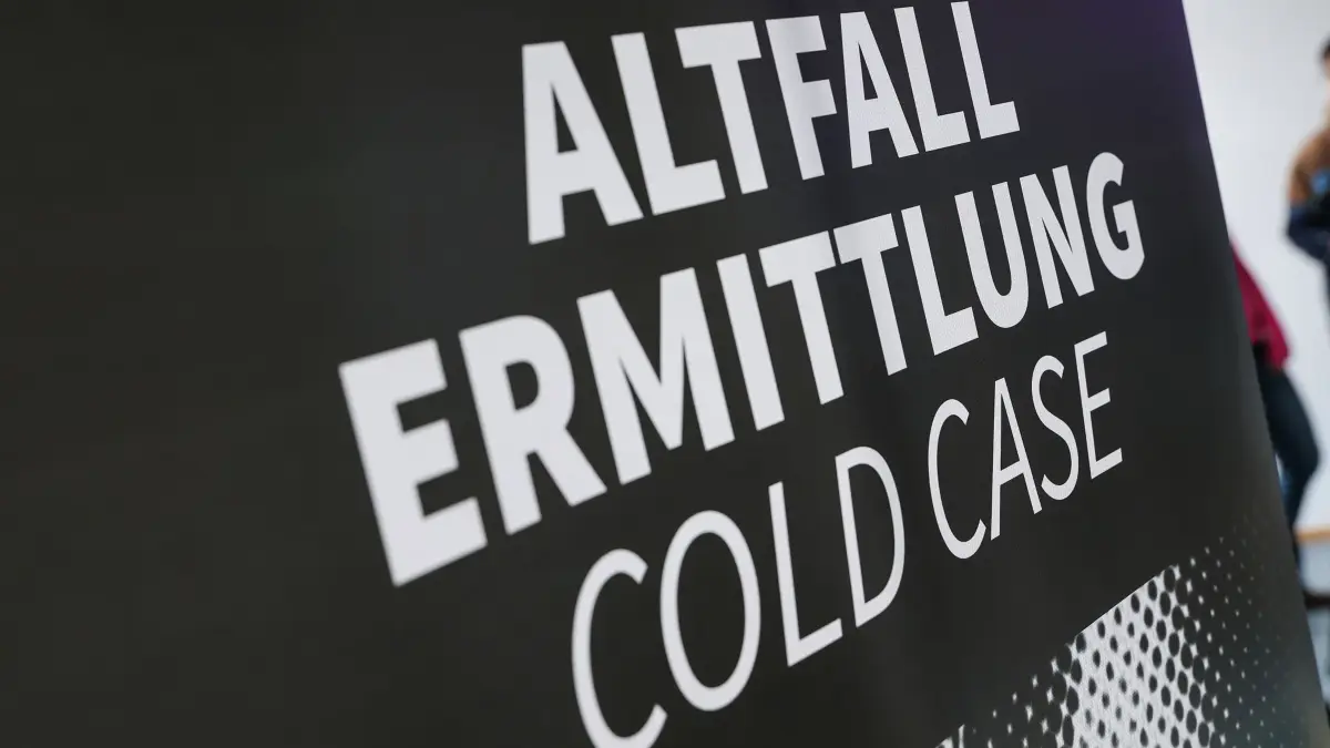 ARCHIV - 24.02.2025, Bayern, Aschaffenburg: Ein Banner mit dem Schriftzug «Altfall Ermittlung Cold Case» steht bei einer Pressekonferenz zu einem Cold Case. (zu dpa: «Polizei ermittelt nach sechs Jahren Pause wieder in Mordfall») Foto: Daniel Löb/dpa +++ dpa-Bildfunk +++