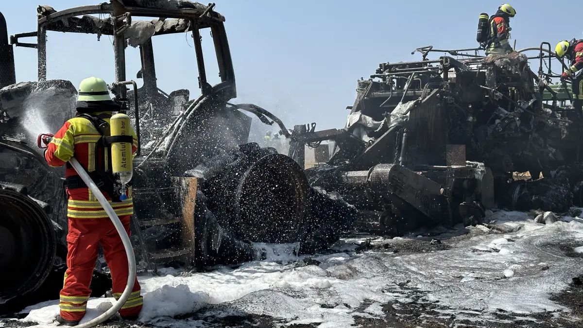 Brand eines Traktors mit Ballenpresse bei Geislingen im August