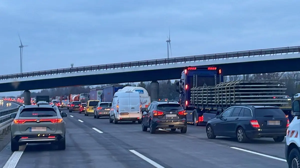 Stau auf der Autobahn A10 am Dreieck Pankow: Die Autobahn ist nach einem Unfall gesperrt.