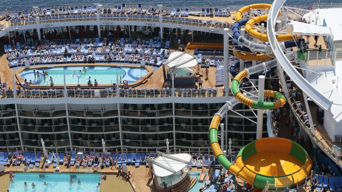 Auf der „Harmony of the Seas“ eskalierte ein Influencer-Event so heftig, dass mehrere Streamer die Karibikreise vorzeitig verlassen mussten.