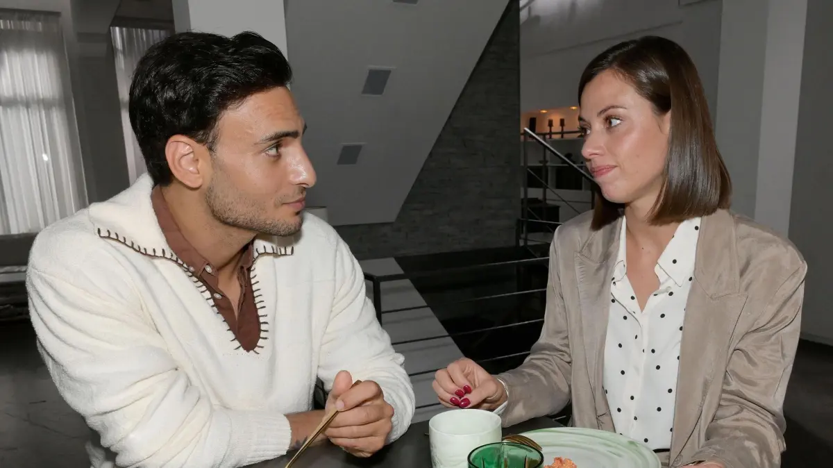 Nihat (Timur Ülker) überrumpelt Matilda (Anna-Katharina Fecher) mit einer Liebeserklärung.