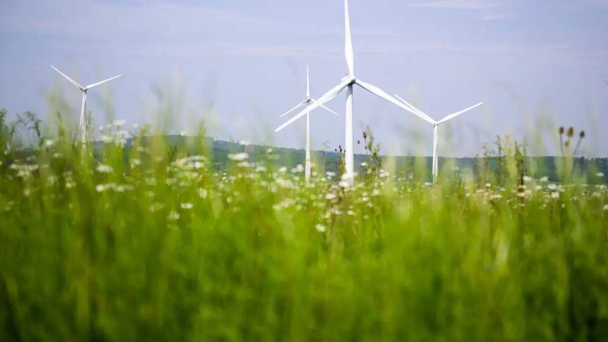 Windkraft: ARCHIV - 22.05.2023, Niedersachsen, Gestorf: Windräder drehen sich auf einem Feld. (zu dpa: «Windkraftanlagen werden zum Ziel von Kupferdieben») Foto: Julian Stratenschulte/dpa +++ dpa-Bildfunk +++