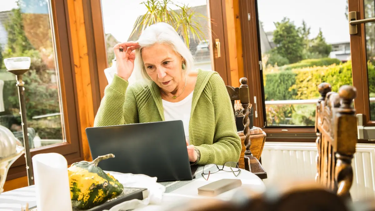 Eine Seniorin arbeitet an ihrem Laptop: ILLUSTRATION - Formlose Mail genügt oft vorerst: Angehörige sollten Versicherungen schnell informieren, um keine Fristen zu verpassen. (zu dpa: «Todesfall: Welche Versicherungen enden, welche weiterlaufen») Foto: Christin Klose/dpa-tmn - Honorarfrei nur für Bezieher des dpa-Themendienstes +++ dpa-Themendienst +++