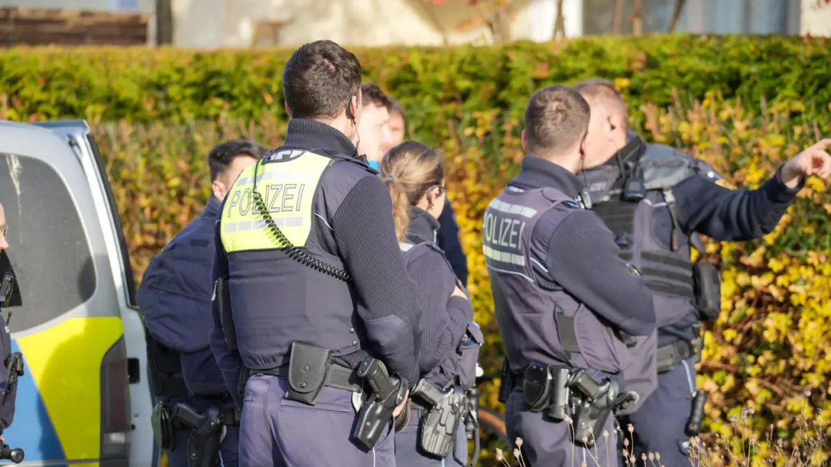 Kirchheim: Amokalarm an Gymnasium - Schueler Werden evakuiert - Spezialkraefte im Einsatz: Aktuell laeuft im Ludwig Uhland Gymnasium in Kirchheim Teck in groesserer Polizeieinsatz. Nach ersten Erkenntnissen handelt es sich hierbei um einen Amokalarm. Die Schueler werden evakuiert. Die Polizei ist mit einem grossaufgebot und Spezial Kraeften vor Ort .