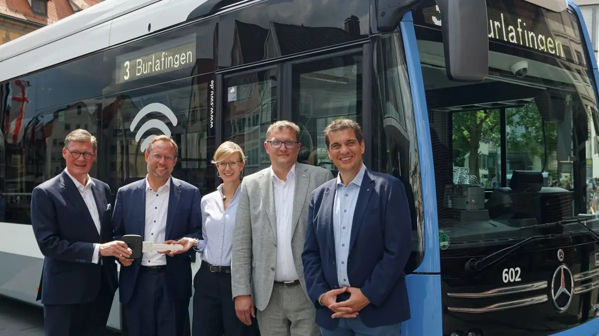 Burlafingen steht schon im Display dieses E-Busses: Ab 2027 werden die Stadtwerke SWU mit modernen Fahrzeugen von Daimler Buses auch Neu-Ulm bedienen. Das soll Autofahrten vermeiden und so dabei helfen, das Klima zu schützen. Das Foto entstand nach der Vertragsunterzeichnung über die Lieferung von 37 batterieelektrischen Fahrzeugen von Mercedes-Benz (von links): Till Oberwörder (CEO Daimler Buses), Martin Ansbacher (OB von Ulm), Katrin Albsteiger (OB von Neu-Ulm), Ralf Gummersbach (Geschäftsführer SWU Verkehr) und Klaus Eder (SWU-Geschäftsführer).