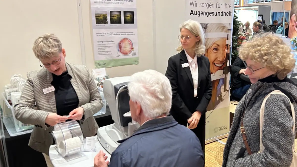 Am Stand des Augenzentrums Ulm wurden kostenlose Sehtests angeboten.