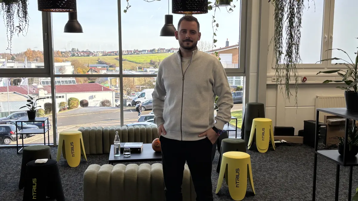 Geschäftsführer Dominik Heinzelmann im Großraumbüro des neuen "tRIUS"-Standorts in Horb.