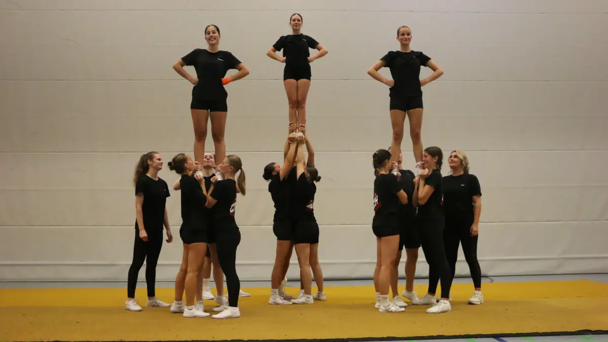 Die CTH Cheerleader aus Crailsheim üben in der Vorbereitung auf die Landesmeisterschaft eine Hebefigur.