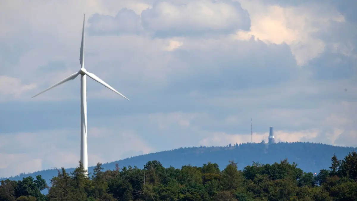 Windrad: ARCHIV - 13.08.2019, Hessen, Beuerbach: Ein Windrad steht auf einer Anhöhe. (zu dpa: «Windkraft im Staatswald bringt 10,7 Millionen Euro») Foto: Boris Roessler/dpa +++ dpa-Bildfunk +++