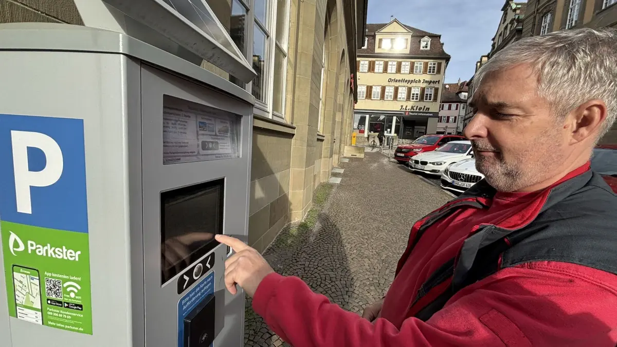 Bernd Schmalzer zieht ein Parkticket in Schwäbisch Hall am Hafenmarkt.