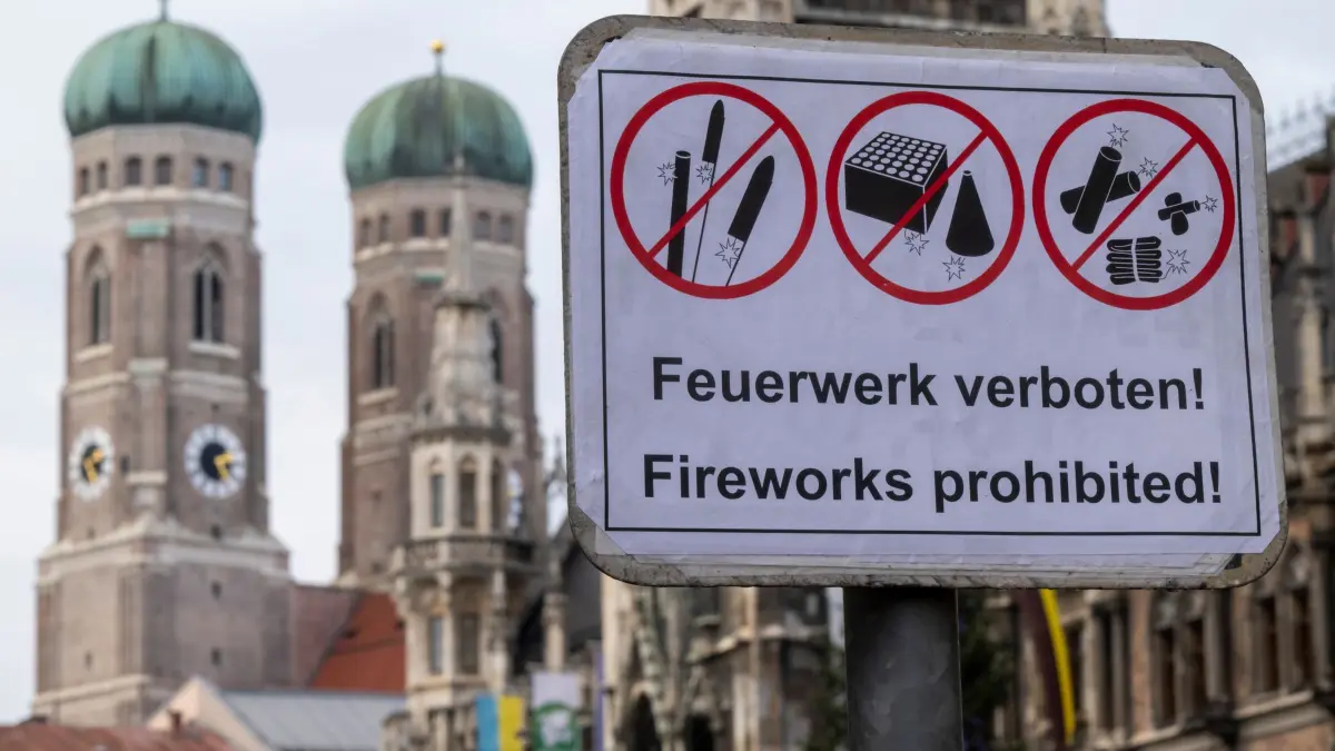 Feuerwerkverbot in der Innenstadt in München: ARCHIV - 18.12.2024, Bayern, München: Ein Schild mit der Aufschrift «Feuerwerk verboten!» steht in der Innenstadt vor der Kulisse der Frauenkirche. (zu dpa: «Umfrage: Großteil der Deutschen feiert Silvester ohne Böller») Foto: Peter Kneffel/dpa +++ dpa-Bildfunk +++