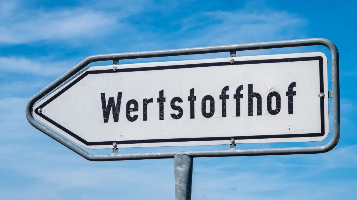 Wertstoffhof, Schild, Hinweis. Download am 12.11.2025 für Stefan Czernin, SWP, Ulm Loka. Foto: © Animaflora PicsStock/adobe.stock.com