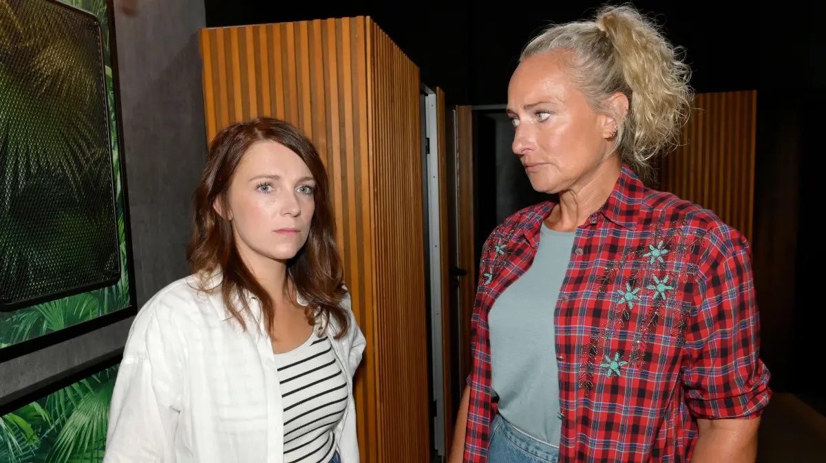 Lilly (Iris Mareike Steen, l.) zieht Marens (Eva Mona Rodekirchen) Beichte bezüglich Julian den Boden unter den Füßen weg.