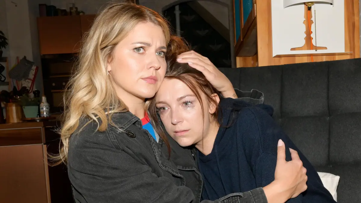 Lilly (Iris Mareike Steen) erfährt die Wahrheit über ihre Mutter. Alicia (Josefin Bressel) tröstet ihre Freundin.